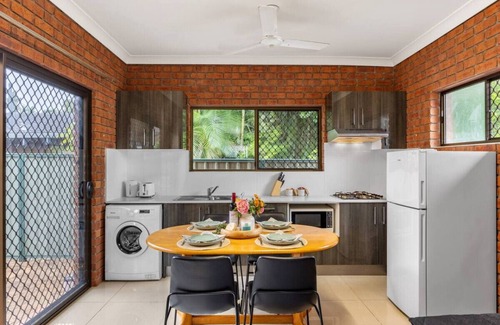 Robertson House | 1 Bedroom Comfy Unit Sleep 3 close to mall and bus