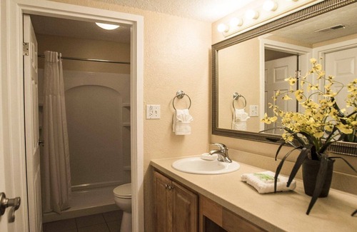 West Kissimmee Hotel | 1 bedroom condo, 1 bath, full kitchen in cozy Resort near Disney. Free parking