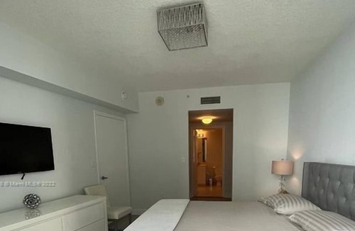 Edgewater Condo | 1 Bedroom Condo 327089 by Houzlet
