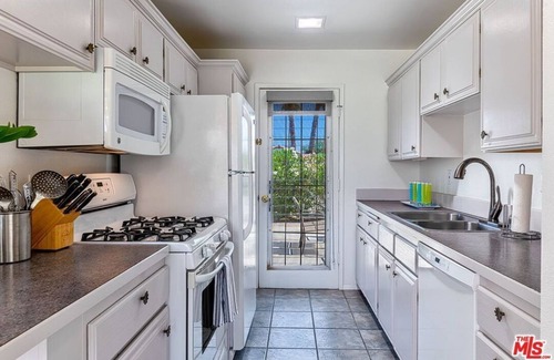 Araby Commons Condo | 1 Bedroom Condo 83124 by Houzlet