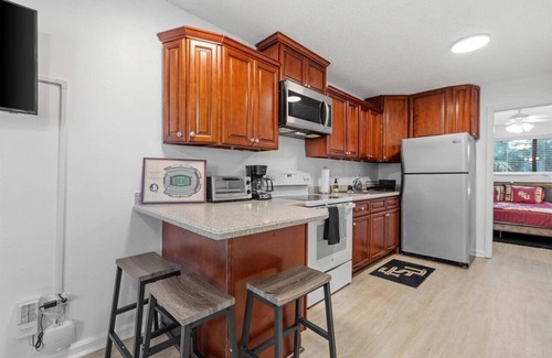Tallahassee Condo | 1 Bedroom Condo Shadowing Doak Campbell Stadium