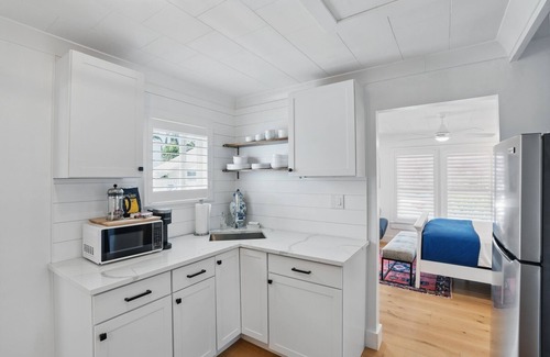 Old Naples Cottage | 1-bedroom cottage just a short walk to Naples Beach and Fifth Avenue South