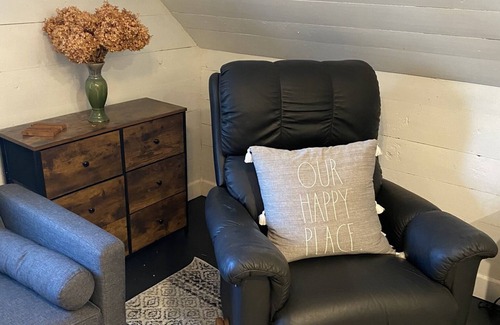 Jefferson City Cottage | 1 bedroom cozy cottage loft with free parking on premises