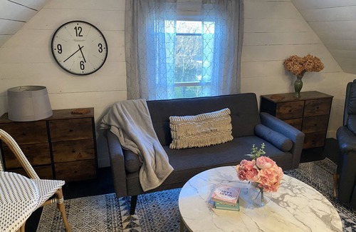 Jefferson City Cottage | 1 bedroom cozy cottage loft with free parking on premises