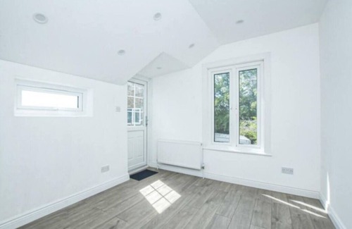 Uxbridge South Apartment | 1 bedroom flat near Heathrow 5 minutes walk to Uxbridge station & free parking