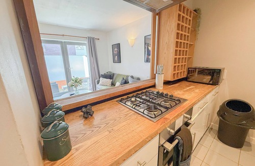 Canary Wharf Apartment | 1 Bedroom flat with FREE Parking & Patio in Canary Wharf near London Museum