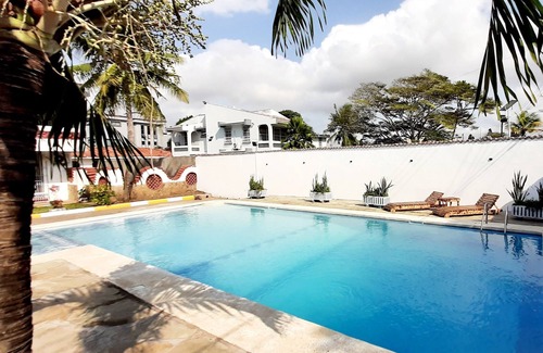 Mombasa House | 1 Bedroom Guest house with pool and walking distance to the beach with AC