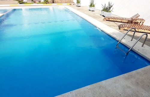 Mombasa House | 1 Bedroom Guest house with pool and walking distance to the beach with AC