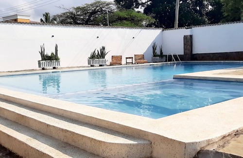 Mombasa House | 1 Bedroom Guest house with pool and walking distance to the beach with AC