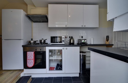 Luton House | 1 BEDROOM HOUSE WITH PRIVATE ALLOCATED AND SECURE PARKING