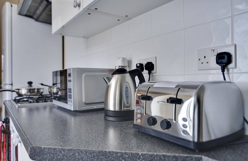 Luton House | 1 BEDROOM HOUSE WITH PRIVATE ALLOCATED AND SECURE PARKING