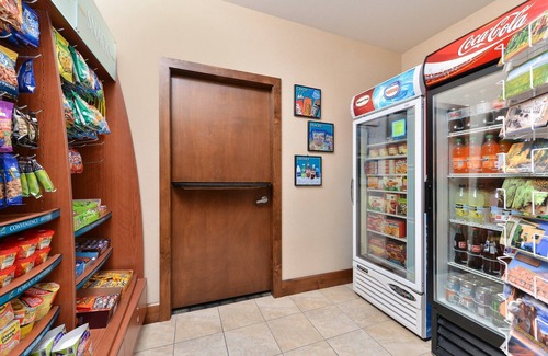 Northeast Heights Condo | 1 Bedroom | Indoor Pool + Hot Tub Access