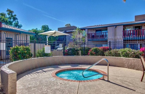 South Scottsdale Condo | 1 Bedroom (King), 800 Ft2 On Second Floor W/Balcony Overlooking Heated Pool.