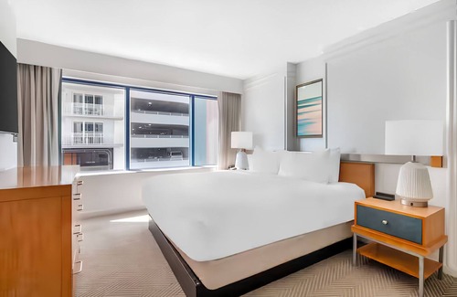 Daytona Beach Hotel | 1 BEDROOM KING OR QUEEN SUITE WITH BALCONY