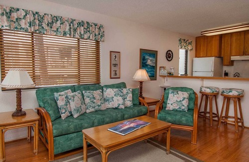 Historic Kailua Village Condo | 1 Bedroom Ocean View Kona Reef Condo-Recent Remodel & AC Throughout - Free WiFi