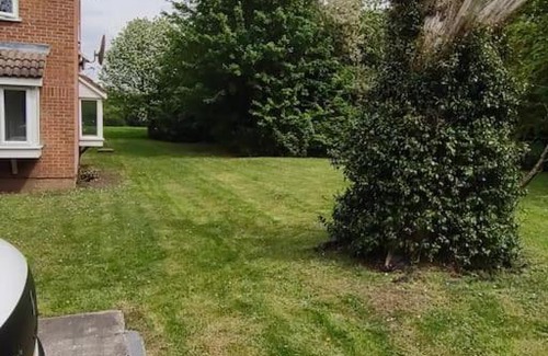Coppetts Apartment | 1 bedroom refurbished flat with free parking
