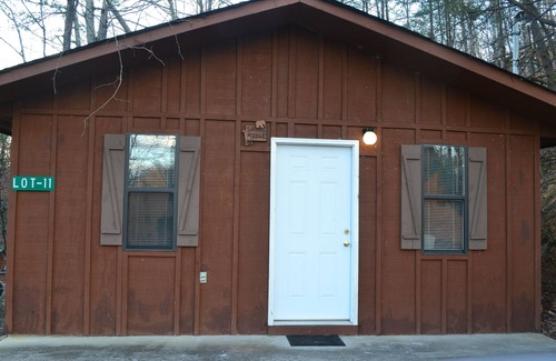 Pigeon Forge Cabin | 1 Bedroom Romantic Safari Hideaway - Pet Friendly - Minutes from Everything