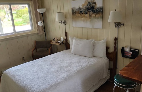 Dryden Hotel | 1-bedroom Room 16 minutes from University of Maine - Farmington