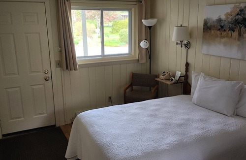 Dryden Hotel | 1-bedroom Room 16 minutes from University of Maine - Farmington