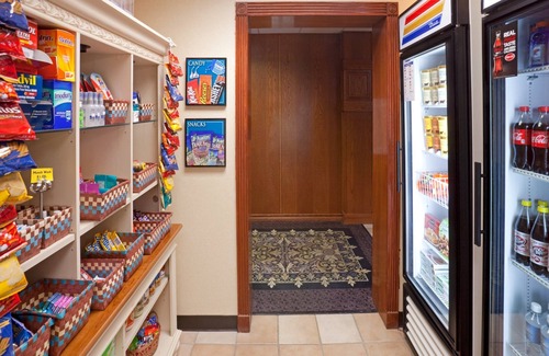 Tech Terrace Condo | 1 Bedroom | Shared Pool & Hot Tub. Free Breakfast