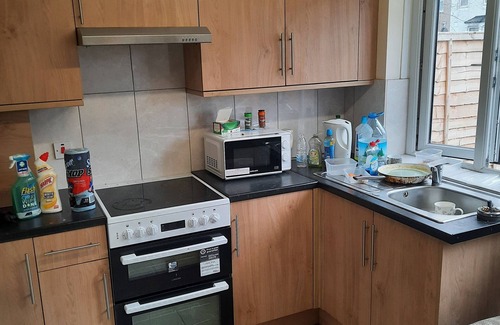 Southbury House | 1 bedroom spacious and cozy. Enfield, Lincoln Rd, North London.Next to cineworld
