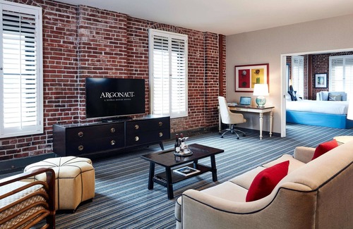 Fisherman's Wharf Hotel | 1-Bedroom Suite at a 4.5⭐️ Hotel