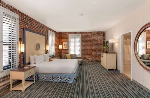 Fisherman's Wharf Hotel | 1-Bedroom Suite at a 4.5⭐️ Hotel