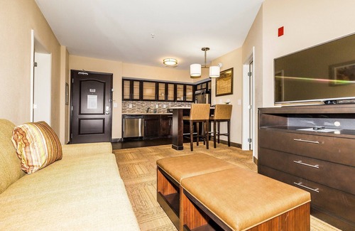 Farragut Condo | 1 Bedroom Suite Near Turkey Creek Shopping District! Shared Seasonal Outdoor Pool + Business Center