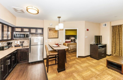 Farragut Condo | 1 Bedroom Suite Near Turkey Creek Shopping District! Shared Seasonal Outdoor Pool + Business Center