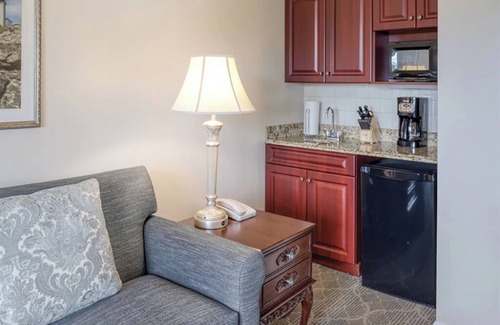 Jamestown Condo | 1 Bedroom Suite, Sleeps 4, w/Kitchenette Overlooking Bay, 10 Min from Newport!