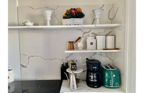 Jingletown Apartment | 1-bedroom Victorian flat just 10 minutes drive to San Francisco Bay. Parking.