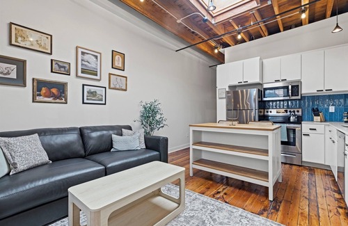 Crossroads Arts District Condo | 1 Bedroom Walkable to T-Mobile, P&L, Streetcar + Pkg