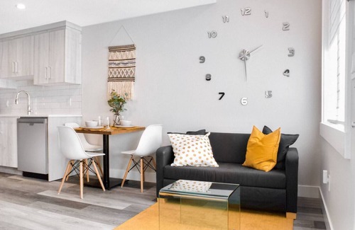 Southwest Calgary Apartment | 1 Bedroom with Sleeper Sofa Sleeps 3! Near downtown and Foothills Hospital