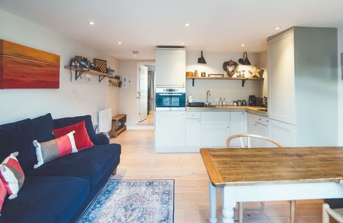 Stoke Fleming Apartment | 1-bedroomed self contained garden annexe with private courtyard & close to beach