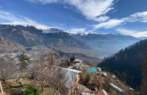 Manali Apartment | 1 BHK INDEPENDENT MUD HOUSE WITH NETFLIX, POWER BACKUP, WIFi ,BALCONY, KITCHEN