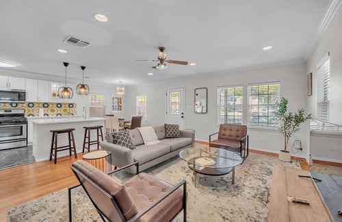 Dawson House | 1 block-5min Zilker & Ladybird Lake Chic Home-Soco, Walkable !