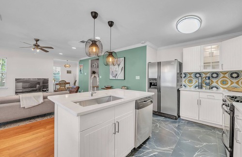 Dawson House | 1 block-5min Zilker & Ladybird Lake Chic Home-Soco, Walkable !