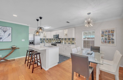 Dawson House | 1 block-5min Zilker & Ladybird Lake Chic Home-Soco, Walkable !