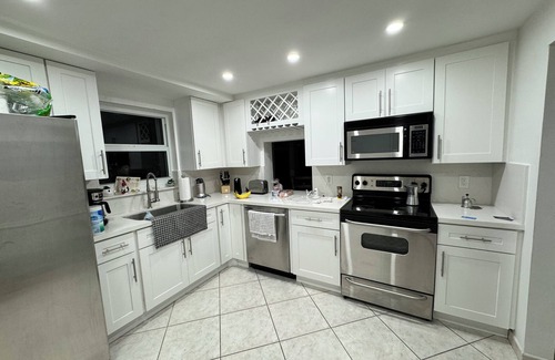 Lauderdale Beach Condo | 1 Block from Beach, Water View, 2 Bd, 2 Bth Pool, BBQ, Gym, Tennis ct, Rec.Room