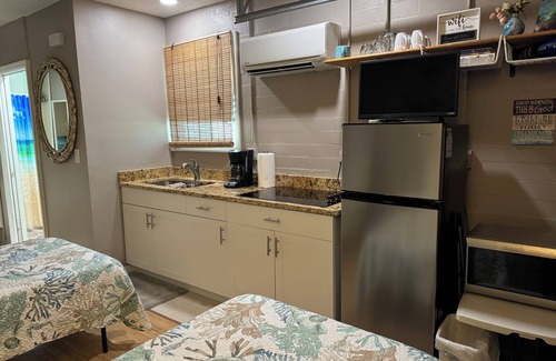 New Smyrna Beach Apartment | 1 block to beach, restaurants, shops, bars, week & month discounts