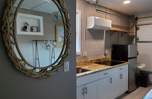 New Smyrna Beach Apartment | 1 block to beach, restaurants, shops, bars, week & month discounts