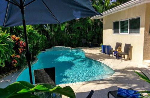 Dolphin Isles House | 1 BLOCK TO BEACH | PRIVATE POOL | HOT TUB | SLEEPS up to 6 | OUTDOOR SHOWER