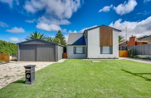 Goolwa Beach House | 1 Bowley Street Goolwa Beach - BYO Linen