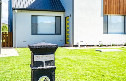 Goolwa Beach House | 1 Bowley Street Goolwa Beach - BYO Linen