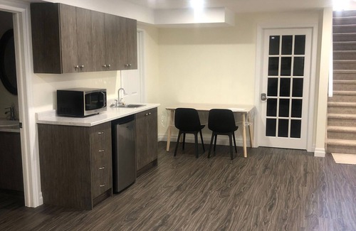 Stirling House | 1 BR 2 Bath Townhouse 55 min to Sandbanks and Prince Edward County