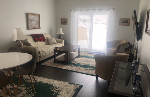 Stirling House | 1 BR 2 Bath Townhouse 55 min to Sandbanks and Prince Edward County