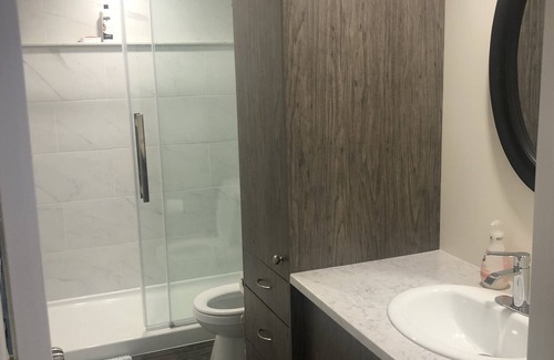 Stirling House | 1 BR 2 Bath Townhouse 55 min to Sandbanks and Prince Edward County