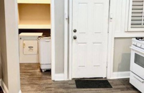 Parkview/Woodbrook Apartment | 1 BR apt, FREE WIFI & laundry, Baltimore Druid Hill Pk, Mondawmin Mall & Metro