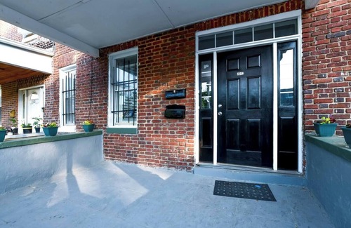Parkview/Woodbrook Apartment | 1 BR apt, FREE WIFI & laundry, Baltimore Druid Hill Pk, Mondawmin Mall & Metro