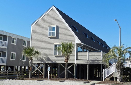 Ocean Isle Beach Condo | 1 BR CONDO ACROSS ST FROM BEACH. 7 NIGHT MINIMUM JUNE 1 TO AUGUST 31